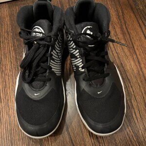 Girls Black Nike Basketball Sneakers - Size 7 Youth